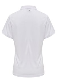 Polo shirt bianco, maniche corte, colletto, tessuto strutturato, dettaglio logo sul retro, linee pulite, vestibilità casual, adatto a diverse occasioni.