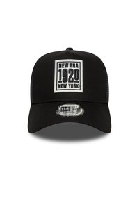 Juodas beisbolo kepurė su struktūrizuotu priekiu, baltu siuvinėtu logotipu "NEW ERA 1920 NEW YORK" ir tinkliniu vientisu galiniu paviršiumi vėdinimui.