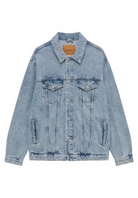Veste en denim bleu clair avec fermeture à boutons sur le devant, deux poches à rabat sur la poitrine, poches latérales et un col, étiquetée Pull&Bear.