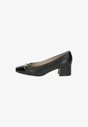 Zwarte leren pump met een spitse neus, kleine blokhak en metallic gespsluiting op de wreef, met een gladde textuur.