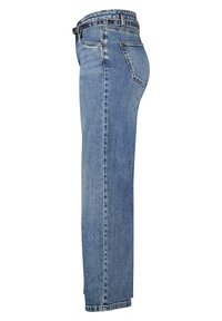 Jean en denim bleu, coupe droite, taille haute, avec passants de ceinture et une poche arrière, présenté de côté sur un fond blanc.