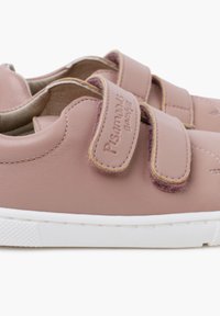 Roosa nahast spordijalatsid, millel on kaks Velcro rihma, valge kummist tallaosa, tekstuuriga aktsendid ja embosseeritud kaubamärgi logo küljes.