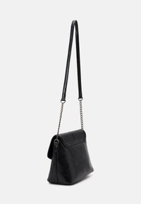 Bolso de hombro de cuero negro con una cadena como correa, que cuenta con una solapa acolchada y una textura suave, en una forma estructurada y rectangular.