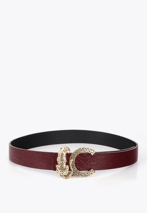 Ceinture en cuir bordeaux avec une doublure noire et une boucle dorée ornée représentant un léopard et un motif en forme de croissant.