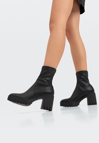 Stradivarius Botines de tacón - black