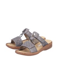 Graue Leder-Sandalen mit zwei breiten Riemen, gelochtem Detail und einer niedrigen, tanfarbenen Sohle. Offenes Zehendesign mit verstellbaren Schnallenakzenten.