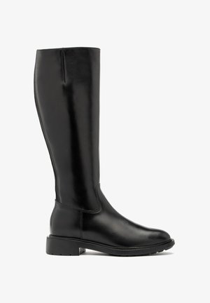 Czarne skórzane kozaki do kolan o gładkim wykończeniu, zaokrąglonym nosku i niskim obcasie blokowym. Posiada szwy boczne i klasyczny design.