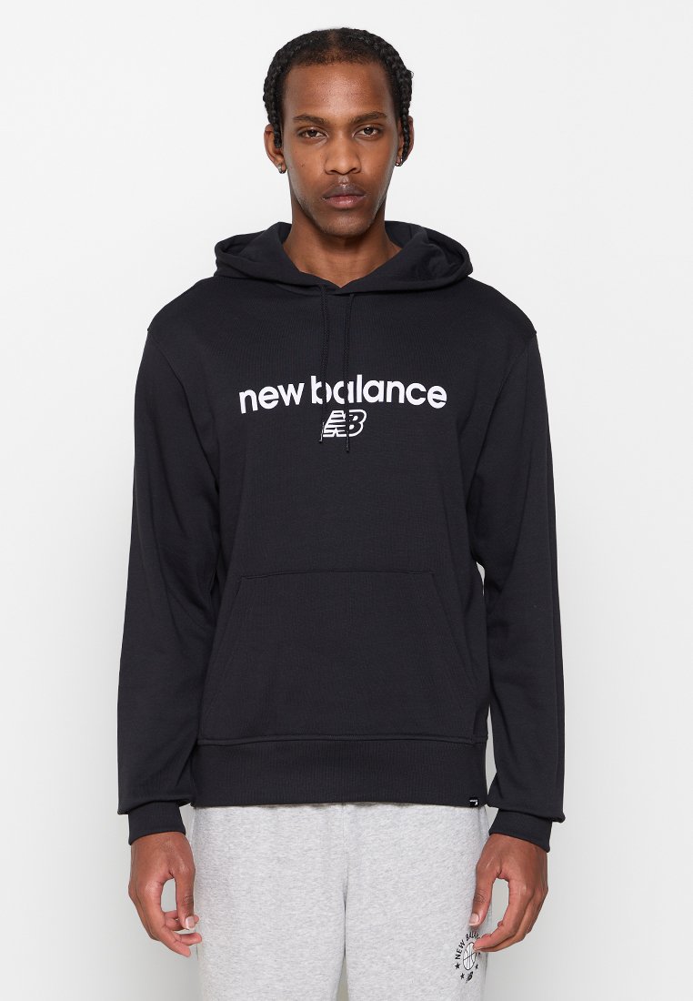 Schwarzer Kapuzenpullover mit einer vorderen Tasche, gerippten Bündchen und Saum. Mit einem weißen "new balance" Logo auf der Brust. Weicher Stoff.
