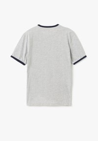 Grijze T-shirt met korte mouwen, voorzien van een marineblauwe kraag en accentueringen op de mouwen. Zachte textuur, normale pasvorm en ronde halslijn. Achteraanzicht afgebeeld.