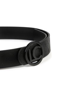 Svart bälte i texturerat material, med präglade mönster och en cirkulär, svart metallspänne med "LC"-logotyp.