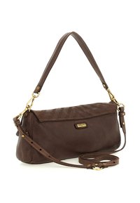 Borsa a tracolla in pelle marrone con dettagli in metallo dorato, caratterizzata da un design piatto e una tracolla rimovibile per una maggiore versatilità.