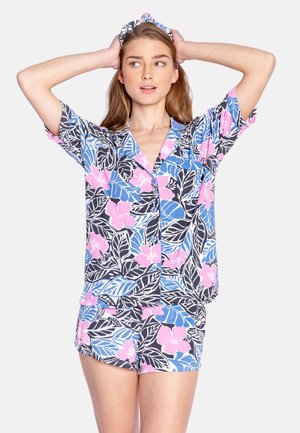Blommönstrad pyjamaset som har korta ärmar, en knäppning framtill och shorts i nyanser av blått, rosa och svart med bladmönster.