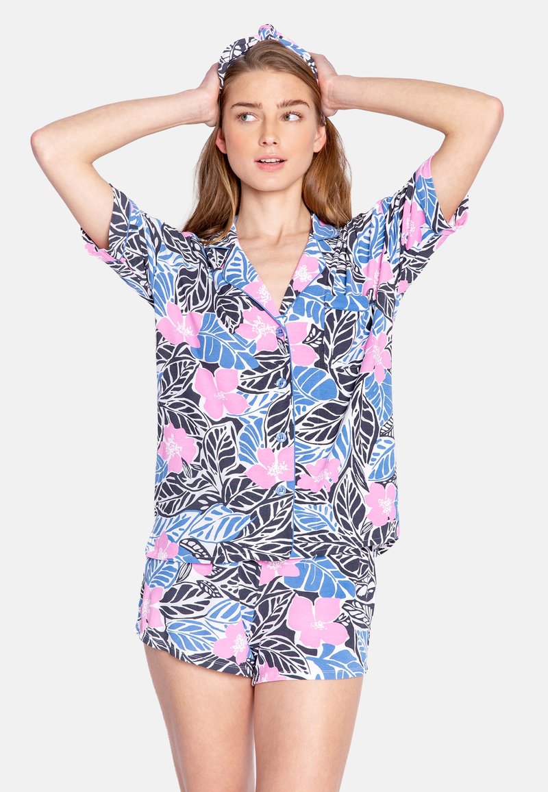 Blommönstrad pyjamaset som har korta ärmar, en knäppning framtill och shorts i nyanser av blått, rosa och svart med bladmönster.