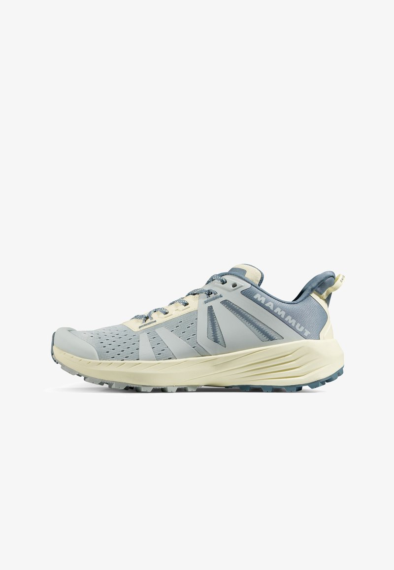 Chaussure de course légère, grise, avec une tige en mesh respirant, des accents texturés, un logo de marque bien en vue et une semelle extérieure robuste à motif.