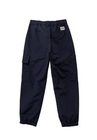 Pantaloni cargo blu navy con vita ed orli elasticizzati, tasche laterali a patta, tasca posteriore con etichetta e tasca con zip sulla gamba destra.