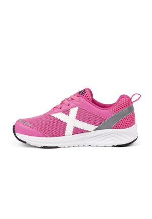 Zapatilla deportiva rosa con una X blanca en el lateral, detalles grises, parte superior de malla, cordones y suela acolchada blanca, mostrada desde el lado derecho.