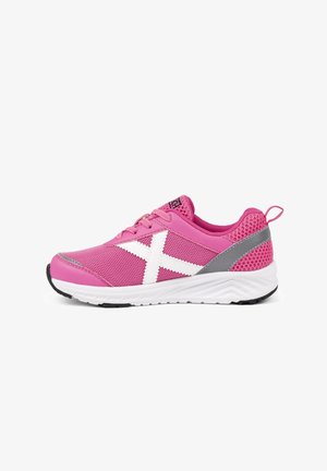 Zapatilla deportiva rosa con una X blanca en el lateral, detalles grises, parte superior de malla, cordones y suela acolchada blanca, mostrada desde el lado derecho.
