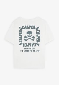T-shirt bianco in cotone con una grafica centrale di un teschio grigio, circondata da testo ripetuto "CALPERS" e "THE BEACH GANG." Testo in basso: "È UNA BELLA GIORNATA PER SURFARE."
