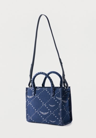 Τσάντα χειρός ορθογώνια σε ναυτικό μπλε χρώμα με λευκά σχέδια αστεριών και φτερών, δύο κοντές λαβές και έναν μακρύ ρυθμιζόμενο ιμάντα ώμου.