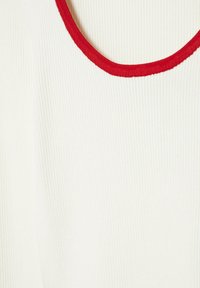 Witte ribstof met een brede halslijn afgezet met contrasterend rood. Gladde textuur met verticale lijnen, die een aansluitend ontwerp benadrukken.