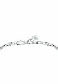 Bracciale in argento con un design intrecciato, dotato di una chiusura liscia e di un ciondolo quadrato con un logo a foglia in rilievo. Finitura testurizzata e lucidata.