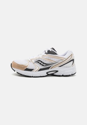 Biało-beżowy sportowy sneaker z siateczkową cholewką, czarnymi i beżowymi akcentami, białymi sznurowadłami i grubą białą podeszwą z czarnym bieżnikiem, widok z boku.