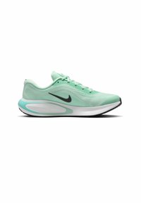 Scarpa da ginnastica verde menta chiaro con tomaia in mesh traspirante, logo nero, suola intermedia bianca e suola esterna in gomma nera. I lacci sono coordinati nel colore.