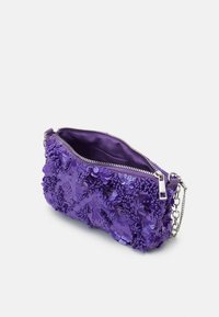 Fioletowa torebka kopertówka wyszywana cekinami, z zapięciem na zamek i łańcuszkowym paskiem. Szczegółowa struktura cekinów tworzy trójwymiarowy efekt.