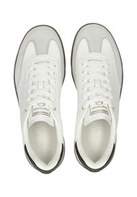 Fehér bőr sportcipők szürke velúr részletekkel, kerek orr, lapos fűzőkkel és barna gumitalppal. A nyelvén logó található.