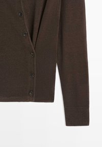 Brauner langärmeliger Strickcardigan mit schwarzen Knöpfen, teilweise mit Knopfverschluss und geripptem Bündchen an einem Ärmel dargestellt.