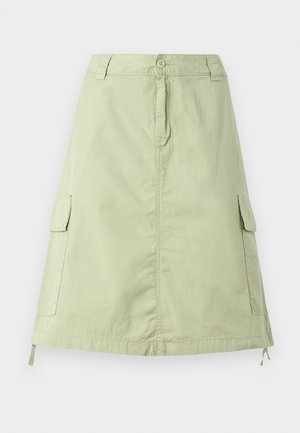 Lys grøn bomuldsknælang nederdel med to sidelommer, en knaplukning og en afslappet lige pasform. Ensartet tekstur.