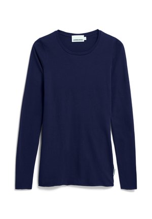 Dunkelblaues Langarmshirt mit Rundhalsausschnitt und einem kleinen Markenetikett am Kragen und Saum, auf weißem Hintergrund präsentiert.