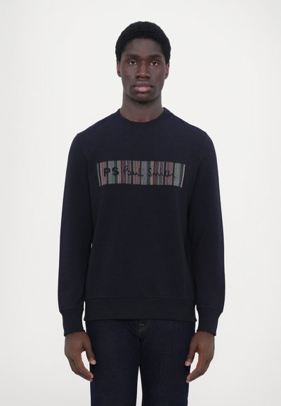 Dunkelblaues Sweatshirt mit langen Ärmeln, das über die Brust ein mehrfarbiges, gestreiftes Grafikdesign und Text aufweist. Baumwollmischung.