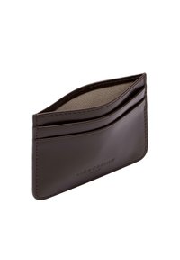 Ciemnobrązowy skórzany etui na karty z dwoma przegródkami, gładką teksturą, przeszywanymi krawędziami i tłoczonym logo na froncie.