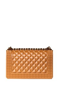 Borsa a tracolla tan trapuntata con superficie testurizzata, caratterizzata da borchie a piramide e catena intrecciata. Forma rettangolare con finitura liscia.