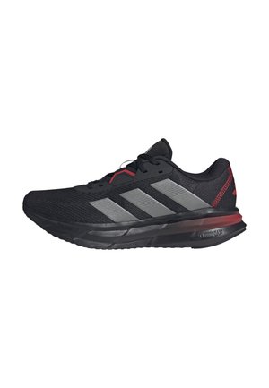 Chaussure de running Adidas noire et rouge avec des rayures grises, des lacets noirs et une semelle rembourrée portant la mention Cloudfoam, vue de profil sur fond blanc.
