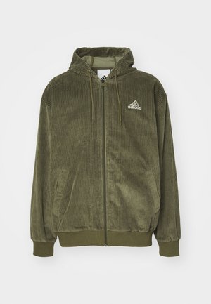 Hoodie zippé en velours côtelé vert olive avec une capuche à cordon de serrage, des poches frontales et un logo Adidas blanc sur le haut à gauche de la poitrine.
