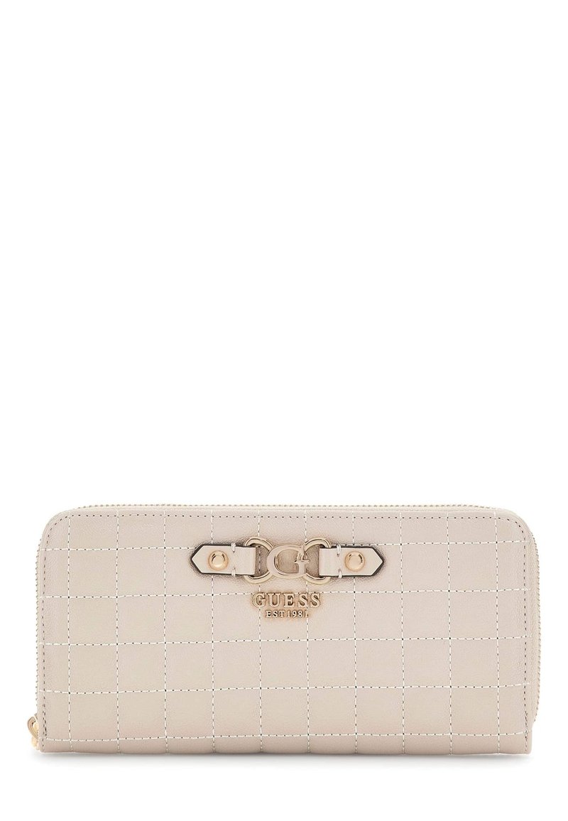 Beige gesteppte Leder-Zip-around-Brieftasche mit goldfarbener Schnallenverzierung und "GUESS EST 1981"-Logo auf der Vorderseite.