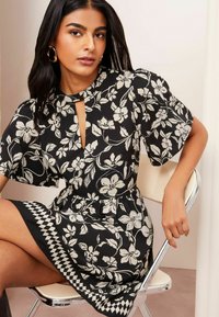 Friends Like These REGULAR FIT - RIVIERA KEYHOLE FLUTTER SLEEVE - Robe de jour - black white