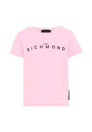 T-shirt rosa a maniche corte con testo nero "JOHN RICHMOND" curvato sul petto e un'etichetta nera sulla cucitura laterale sinistra.
