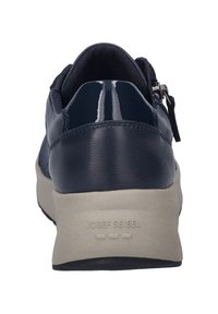 Marineblaue Ledersneaker mit glänzender Ferse und beigem Sohlenrand. Verfügt über einen Reißverschluss für einfaches Anziehen und das eingeprägte "Josef Seibel"-Label.