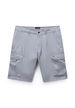 Pantalones cortos cargo gris claro con cierre de botón, presillas para cinturón, bolsillos laterales y bolsillos cargo con solapa, con un pequeño logo de bandera en el bolsillo derecho.