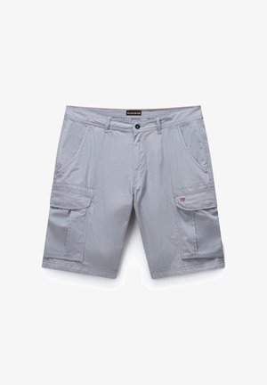 Pantalones cortos cargo gris claro con cierre de botón, presillas para cinturón, bolsillos laterales y bolsillos cargo con solapa, con un pequeño logo de bandera en el bolsillo derecho.