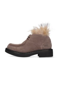 Stivaletto alla caviglia in camoscio color taupe con punta tonda, cuciture decorative e dettagli in pelliccia beige sul colletto. Suola nera in gomma testurizzata.