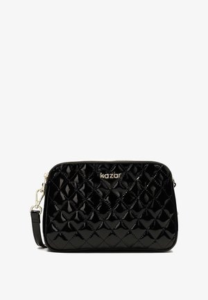 Bolso de mano de patente negro acolchado con herrajes plateados, cierre con cremallera y correa desmontable. Presenta el logotipo distintivo grabado en la parte frontal.