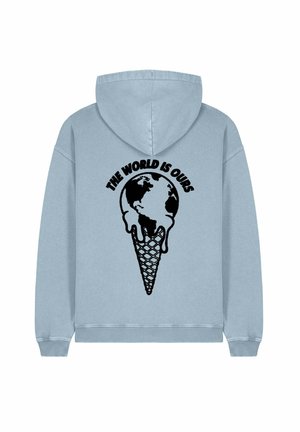 Felpa blu chiaro con un grafico nero di un cono gelato che cola, con un globo sopra, e la scritta "IL MONDO È NOSTRO."
