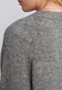 Marc O'Polo DENIM V-NECK RAGLAN - Džemperis - dark shadow melange