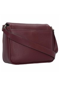 Borsa a tracolla in pelle bordeaux con finitura strutturata, forma rettangolare e tracolla regolabile. Presenta una chiusura con zip e una tasca posteriore.