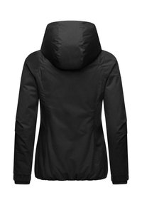 Veste rembourrée noire avec capuche, dotée de poignets élastiques, d'une taille cintrée et d'un tissu lisse. La vue arrière montre des coutures minimales et un design épuré.