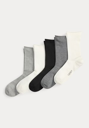 Fünf Paare Socken aus Baumwollmischung in hellgrau, weiß, schwarz, dunkelgrau und creme. Jede hat eine glatte Textur und ein knöchellanges Design.